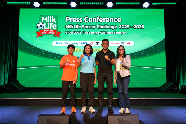 Clea Abelia atlet jebolan MilkLife Soccer Challenge Jakarta, Didiet Fadriana Abdulkadir Business Unit Head (Dairy) Savoria, Teddy Tjahjono Program Director MilkLife Soccer Challenge, Vivin Cahyani Sungkono Exco PSSI. Foto: MilkLife Soccer