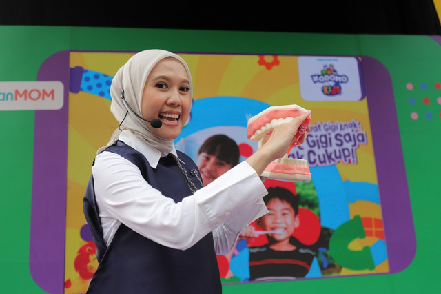drg. Nurvitasari sedang memeragakan cara menyikat gigi yang tepat di kumparanMOM Festival Hari Anak 2025. Foto: dok. kumparan