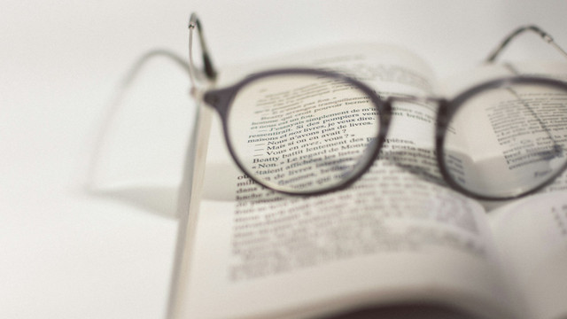 Ilustrasi tips memilih kacamata baca yang baik. Foto: Unsplash
