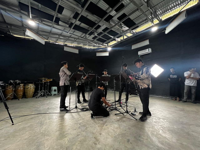 Salah satu peserta menjalani simulasi dokumentasi konser woodwind quintet pada hari ke-2 pelaksanaan Program Studi Praktis Dokumentasi Audio-Video. Foto: Tannayu Hangno/Pandangan Jogja