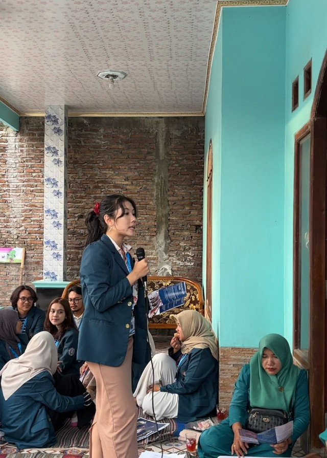 Oleh: Yumna Amelia, Mahasiswa Program Studi Keperawatan, Fakultas Kedokteran Universitas Diponegoro saat penyampaian program sosialisasi masyarakat 