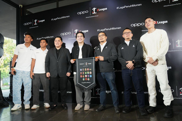 Ketua Umum PSSI Erick Thohir (ketiga dari kiri), VP OPPO Indonesia Patrick Owen (keempat dari kiri) dan Direktur Bisnis dan Komersial iLeague, Sadikin Aksa (ketiga dari kanan) resmikan kerja sama OPPO x BRI Super League bersama football enthusiast di Jakarta, Kamis (31/7). Foto: Dok. Istimewa