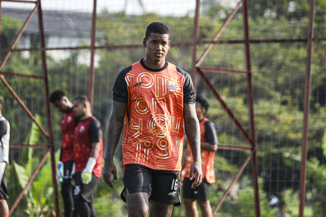 Pemain Persija Jakarta Alan Cardoso mengikuti sesi latihan di kawasan Sawangan, Depok, Jawa Barat, Kamis (31/7/2025). Foto: Darryl Ramadhan/kumparan