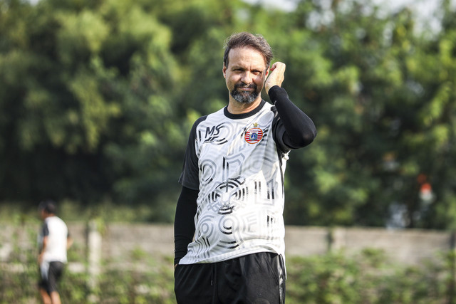 Pelatih Persija Jakarta Mauricio Souza memimpin sesi latihan di kawasan Sawangan, Depok, Jawa Barat, Kamis (31/7/2025). Foto: Darryl Ramadhan/kumparan
