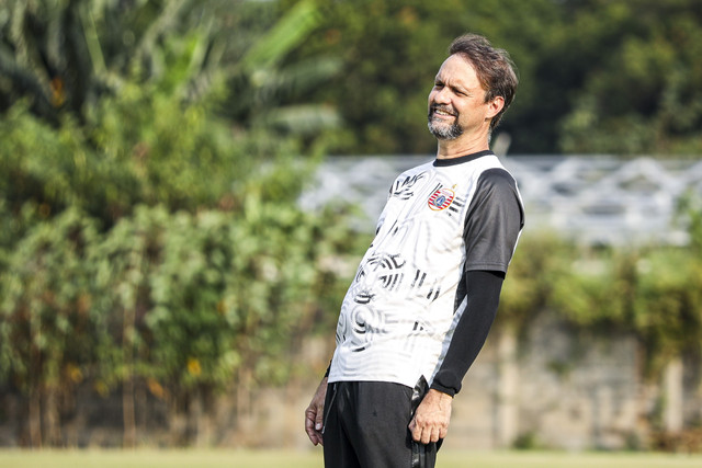 Pelatih Persija Jakarta Mauricio Souza memimpin sesi latihan di kawasan Sawangan, Depok, Jawa Barat, Kamis (31/7/2025). Foto: Darryl Ramadhan/kumparan