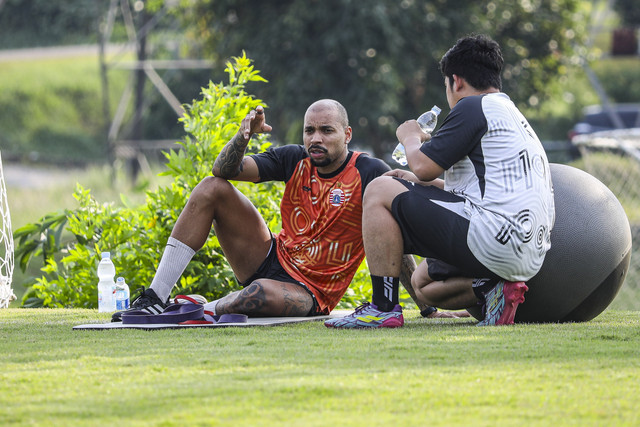 Pemain Persija Jakarta Gustavo Almeida mengikuti sesi latihan di kawasan Sawangan, Depok, Jawa Barat, Kamis (31/7/2025). Foto: Darryl Ramadhan/kumparan