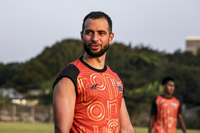 Pemain Persija Jakarta Jordi Amat mengikuti sesi latihan di kawasan Sawangan, Depok, Jawa Barat, Kamis (31/7/2025). Foto: Darryl Ramadhan/kumparan