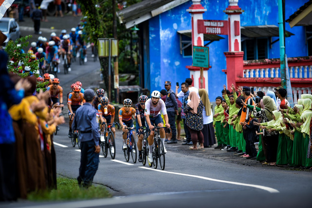 Antusiasme warga saat menyambut kedatangan para pembalap Tour de Banyuwangi Ijen 2025. Foto: Dok. Istimewa