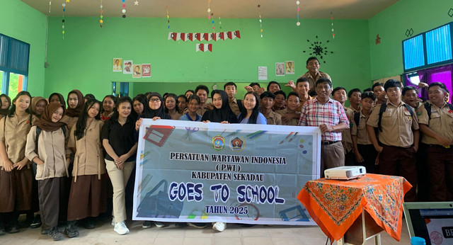 PWI Sekadau Goes To School ke SMAN 1 Belitang Hilir. Foto: Dok. PWI Kabupaten Sekadau