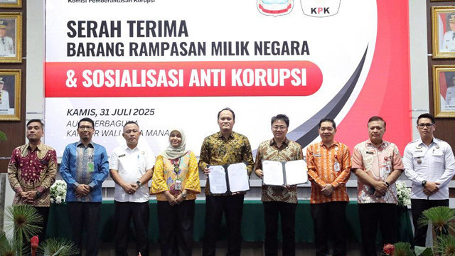 Foto bersama perwakilan KPK dan Pemkot Manado usai serah terima barang rampasan milik negara. (foto: istimewa)