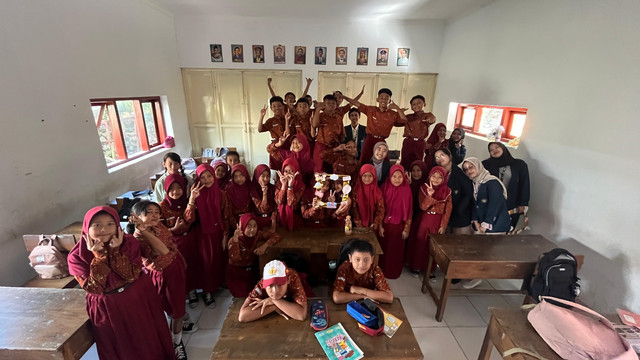 Foto bersama siswa SDN 1 Jogomulyan