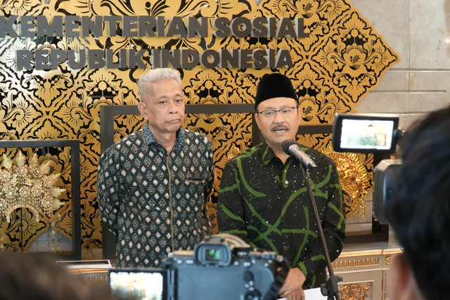 Mensos Saifullah Yusuf dan Wamensos Agus Jabo Priyono melakukan konferensi pers terkait siswa sekolah rakyat (SR), bantuan PBI-JK untuk siswa SR dan keluarganya serta guru SR tidak memenuhi panggilan tugas di Kantor Kemensos, Kamis (31/7/2025). Foto: Kemensos RI