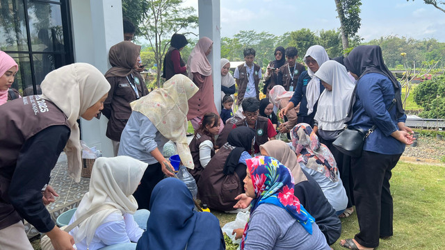 Proses Pembuatan POC dan Ecoenzym bersama ibu PKK dan Anggota TIM KKN lainnya (Sumber Photo: Photo Pribadi, 2025)
