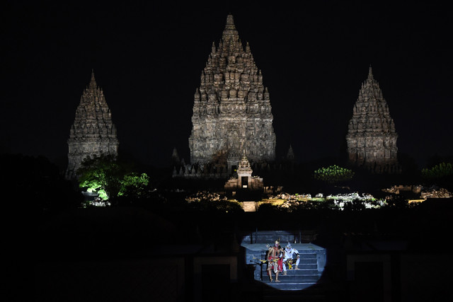 Penari mementaskan fragmen Sendratari Ramayana berlatar belakang Candi Prambanan di Sleman, DI Yogyakarta, Kamis (30/7/2025). Foto: ANTARA FOTO/Wahyu Putro A
