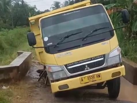 Penampakan truk bermuatan pasir terperosok di jembatan jalan penghubung antara Desa Pandansari, Kecamatan Pringsewu, dan Pekon Purwodadi, Kabupaten Pesawaran | Foto : Dok. Tangkap layar