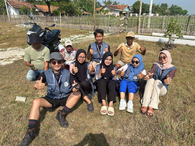 Mahasiswa KKN UBP dan Salah satu warga yang mengikuti edukasi TOGA.