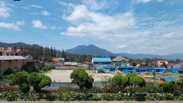 Wisata Berastagi yang Lagi Hits. Foto Kota Berastagi. Sumber: unsplash.com/Edwin Petrus