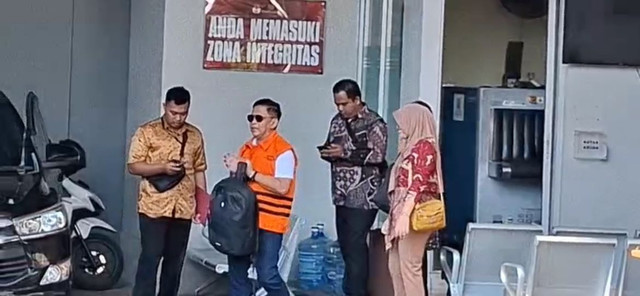 Sekretaris Jenderal PDIP Hasto Kristiyanto saat masuk ke dalam mobil tahanan di Rumah Tahanan (Rutan) Komisi Pemberantasan Korupsi (KPK) Gedung Merah Putih, Jakarta Selatan, Jumat (1/8). Foto: Nasywa Athifah/kumparan