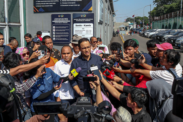 Anies Baswedan membesuk Tom Lembong di Rutan Klas I Cipinang, Jakarta Timur, Jumat (1/8). Foto: Febria Adha Larasati/kumparan