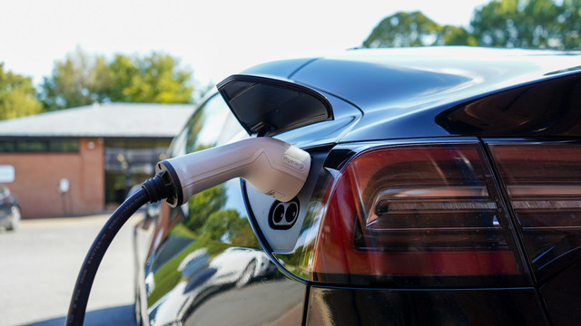 Ilustrasi mobil listrik. Foto: Unsplash