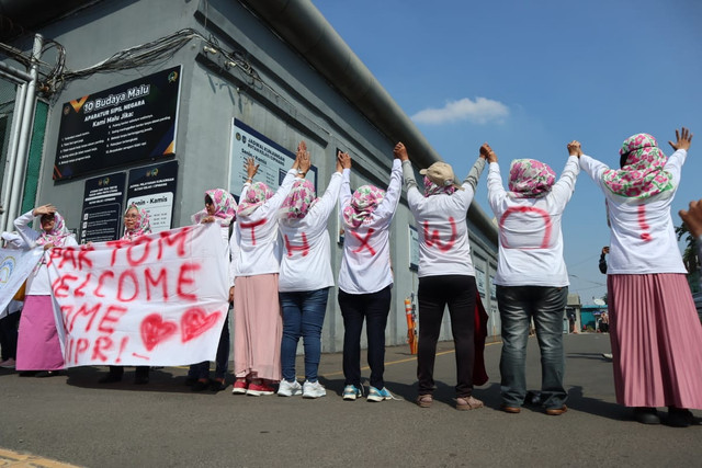 Emak-emak pendukung Tom Lembong dari Koalisi Nasional Perempuan Republik Indonesia (KNPRI) menggelar aksi damai di depan Rutan Klas I Cipinang, Jakarta Timur, Jumat (1/8). Foto: Febria Adha Larasati/kumparan