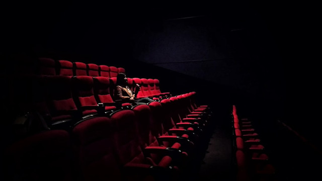Ilustrasi Nonton Film Lantai 4, Foto:Unsplash/Karen Zhao