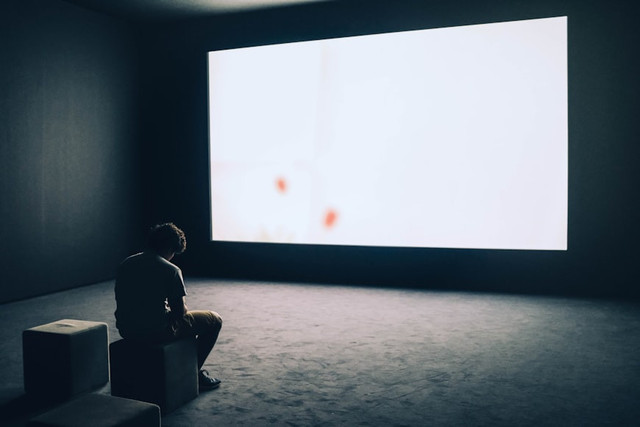 Ilustrasi Nonton Detention, Foto:Unsplash/Adrien Olichon