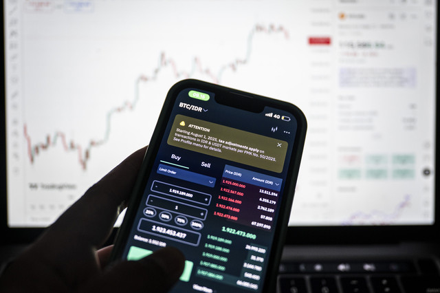 Warga mengamati pergerakan harga mata uang kripto Bitcoin (BTC) di Semarang, Jawa Tengah, Jumat (1/8/2025). Foto: ANTARA FOTO/Aprillio Akbar