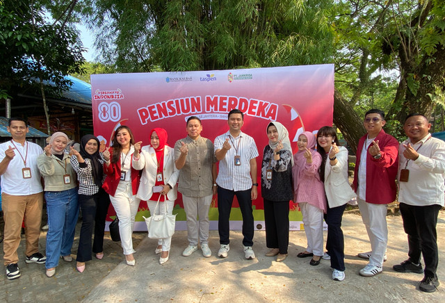Foto bersama jajaran management Bank Kalbar dan GM PT Taspen Pontianak. Foto: Yulia Ramadhiyanti/HiPontianak