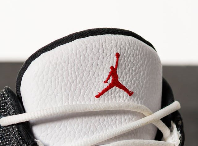 Ilustrasi cara cek nomor seri air Jordan. Sumber: www.pexels.com