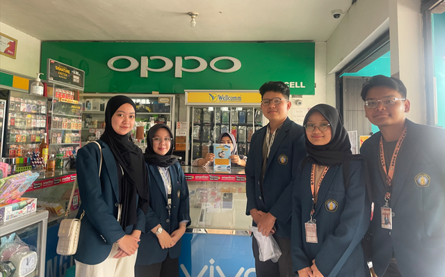 Mahasiswa UB Edukasi UMKM Desa Ngawonggo Lewat Pamflet QRIS dan Google Maps