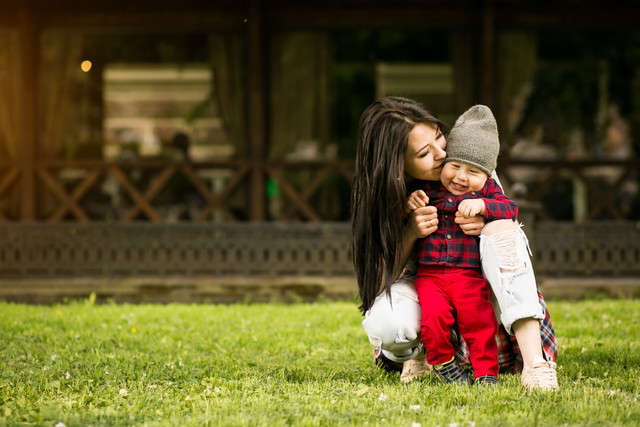 Ilustrasi perempuan dan anak. Sumber foto: Freepik.com/senivpetro