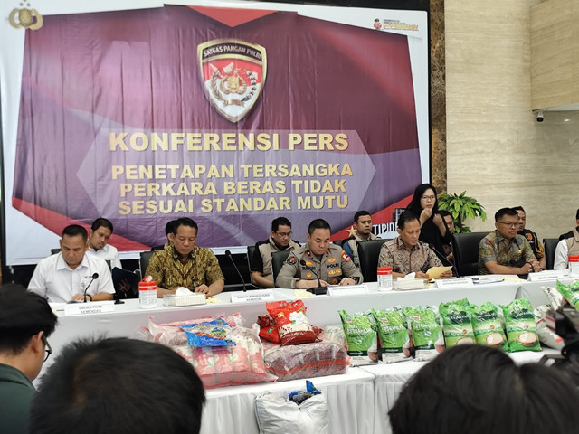 Pers rilis kasus beras oplosan di Bareskrim Polri pada Jumat (1/8). Foto: Rachmadi Rasyad/kumparan