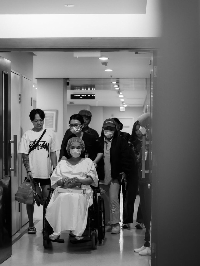DJ Bravy dampingi Erika Carlina melahirkan. Foto: Instagram/@bravyson.vconk
