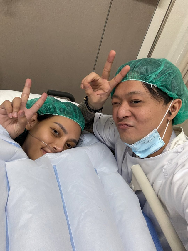 DJ Bravy dampingi Erika Carlina melahirkan. Foto: Instagram/@bravyson.vconk