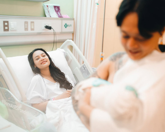 DJ Bravy dampingi Erika Carlina melahirkan. Foto: Instagram/@bravyson.vconk