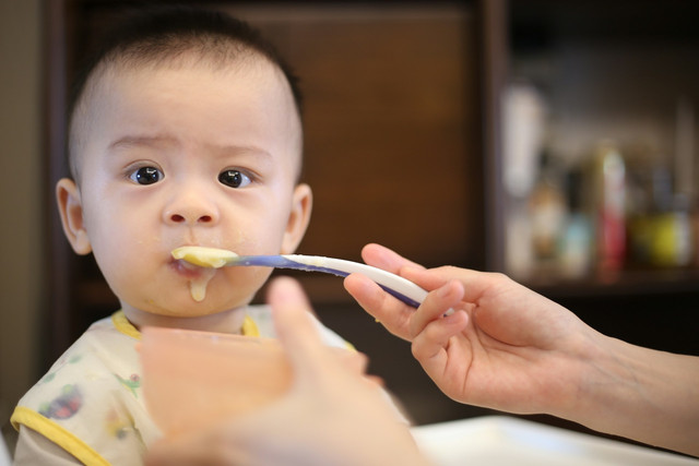 Ilustrasi bayi mengonsumsi MPASI. Foto: Unsplash