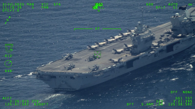 Kapal induk Inggris melaksanakan passing exercise (Passex) dengan United Kingdom Carrier Strike Group HMS Prince Of Wales di Laut Banda, teparnya di Barat Daya Pulau Buru Maluku, Kamis (31/7). Foto: Dok. TNI AL