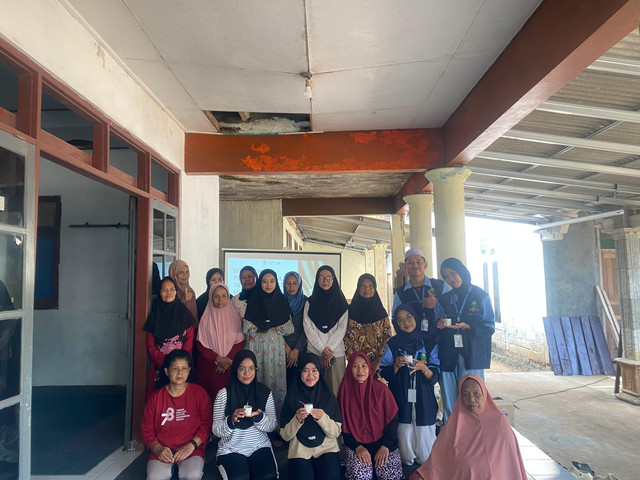 Foto bersama tim KKN UIN Walisongo dan warga sekitar