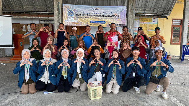 Mahasiswa KKN - BBK 6 Unair berfoto bersama dengan peserta usai gelar program ASRI dalam atasi permasalahan sampah di Desa Purwokerto