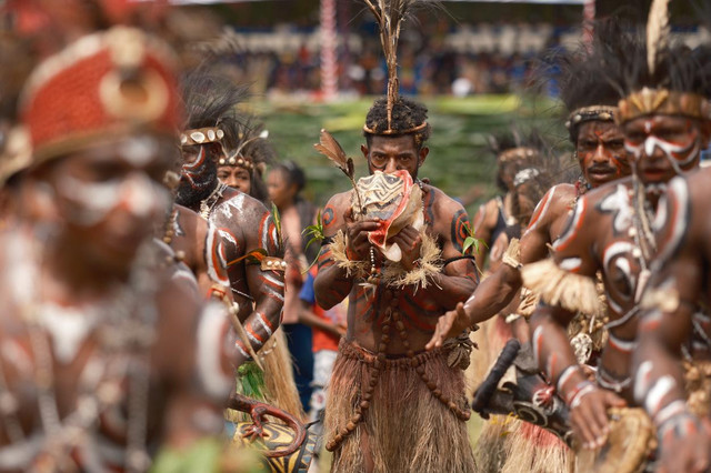 Sumber Gambar : pngtree (https://kumparan.com/dhellfys-sonda/kekerasan-struktural-dan-krisis-hukum-terhadap-masyarakat-adat-di-indonesia-25EslCOS8Ly)