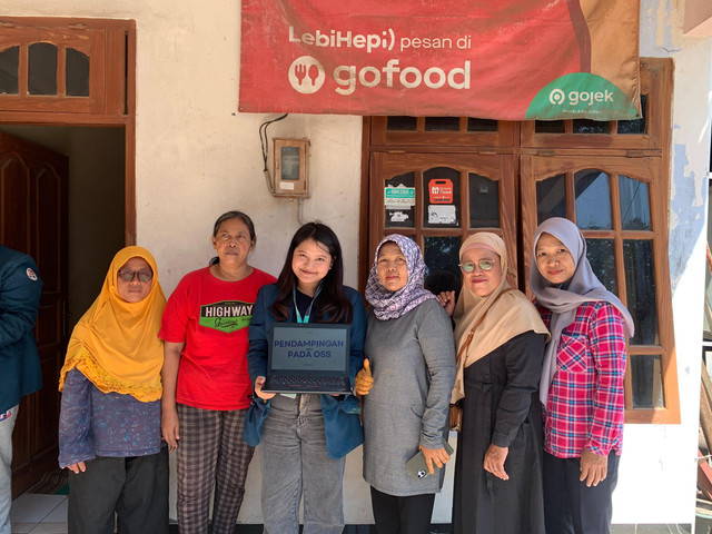 Oktari Mariam Amanda Hutapea, mahasiswa KKN-T Tim 104 Universitas Diponegoro melakukan sesi dokumentasi bersama pelaku UMKM Kelurahan Pedurungan Kidul usai kegiatan pendampingan penambahan KBLI melalui sistem OSS, Senin (21/7/2025). Kegiatan ini bertujuan mendorong pelaku usaha memahami pentingnya pencantuman kode usaha secara tepat sebagai bagian dari legalitas yang berkelanjutan.