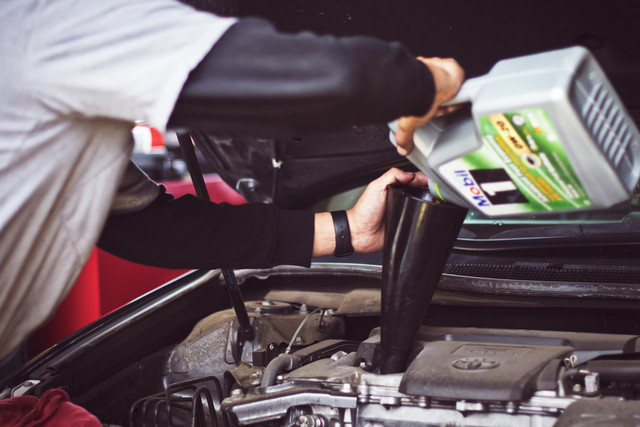 Ilustrasi cara cek oli mobil sendiri di rumah. Foto: Unsplash