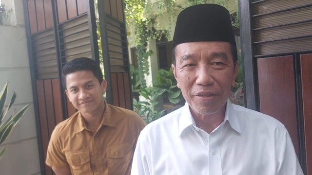 Presiden ke-7 Jokowi menjawab pertanyaan wartawan di rumhanya di Solo, Jumat (1/8/2025). Foto: Dok. kumparan