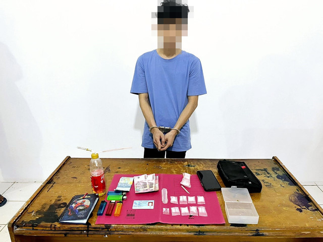 Pelaku dan barang bukti sabu saat diamankan di Polsek Tumbang Titi. Foto: Dok. Polres Ketapang