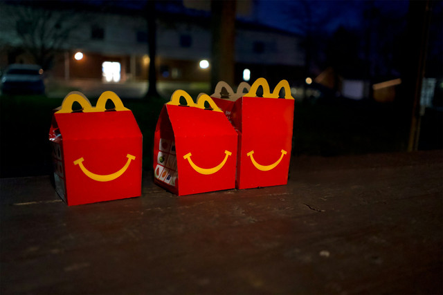 Mainan Happy Meal McD Agustus 2025. Foto Hanya Ilustrasi, Bukan Sebenarnya. Sumber Unsplash Meghan Hesller
