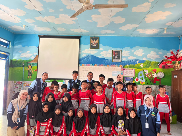 Foto bersama di SDN 1 Bakalrejo