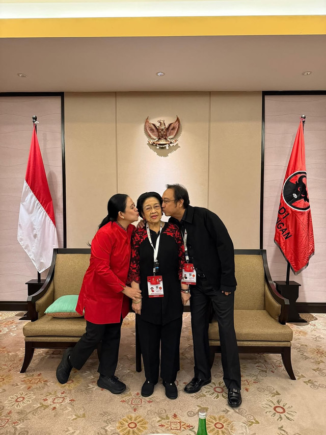 Ketua Umum PDI-P Megawati Soekarnoputri (tengah) foto bersama dengan Ketua DPP PDI-P Prananda Prabowo dan Ketua DPP PDI-P Puan Maharani (kiri) saat Kongres VI PDIP di Bali Nusa Dua Convention Center, Bali, (Jumat (1/8). Foto: Instagram/@puanmaharaniri