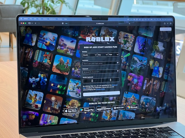 Ilustrasi cara redeem Roblox Gift Card. Foto: Unsplash/Oberon Copeland @veryinformed.com