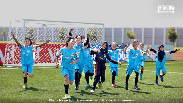 Pemain SD 1 Gribig merayakan kemenangan dalam pertandingan MilkLife Soccer Challenge Kudus Seri 1 2025/26. Foto: Dok. MilkLife Soccer Challenge